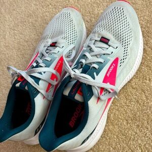Brooks women’s launch 8, size 10
